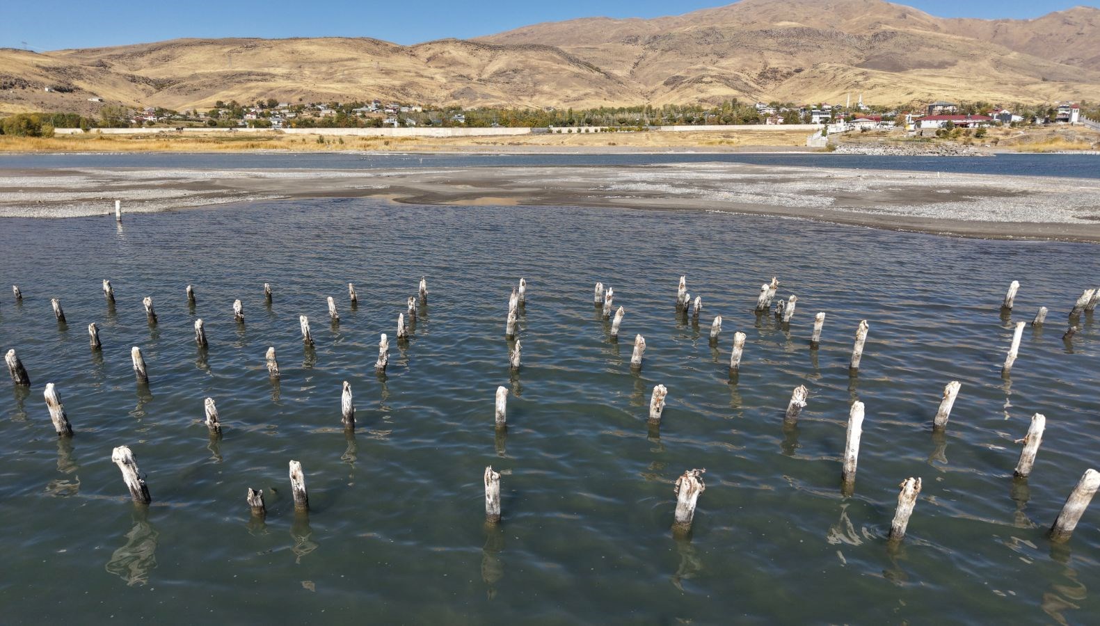 Göl Seviyesinin Düşüşü: Asırlık İskelenin Gizli Kolları Ortaya Çıktı
