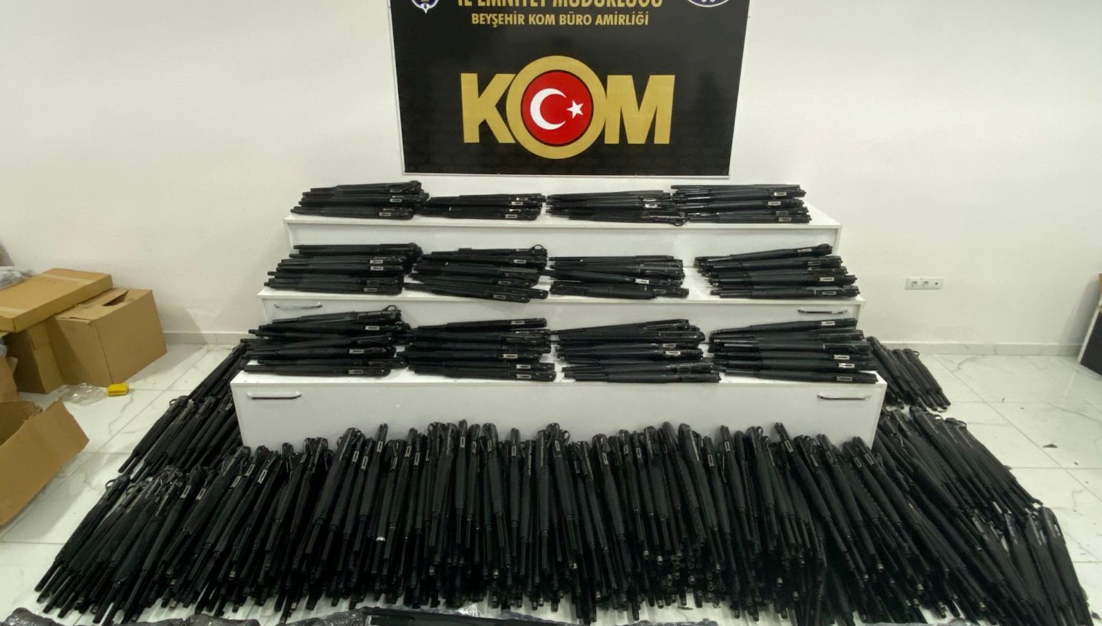 Konya'da büyük baskın: Yüzlerce silah ele geçirildi!