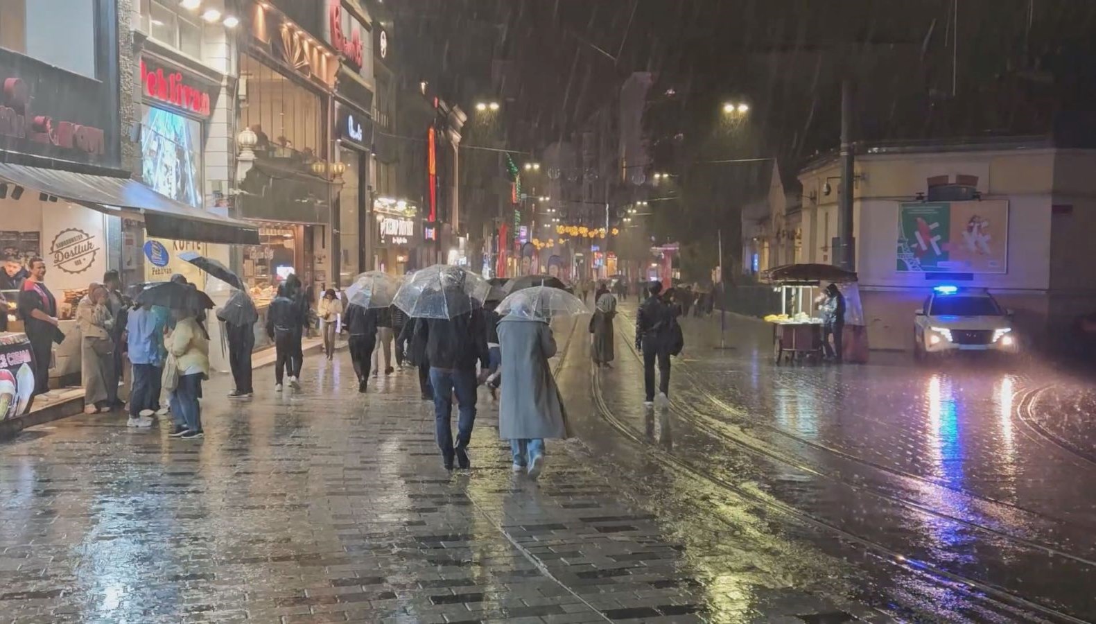 Sıcak Günlerde Dikkat: İstanbul ve 20 İlde Sağanak Yağış Alarmı!